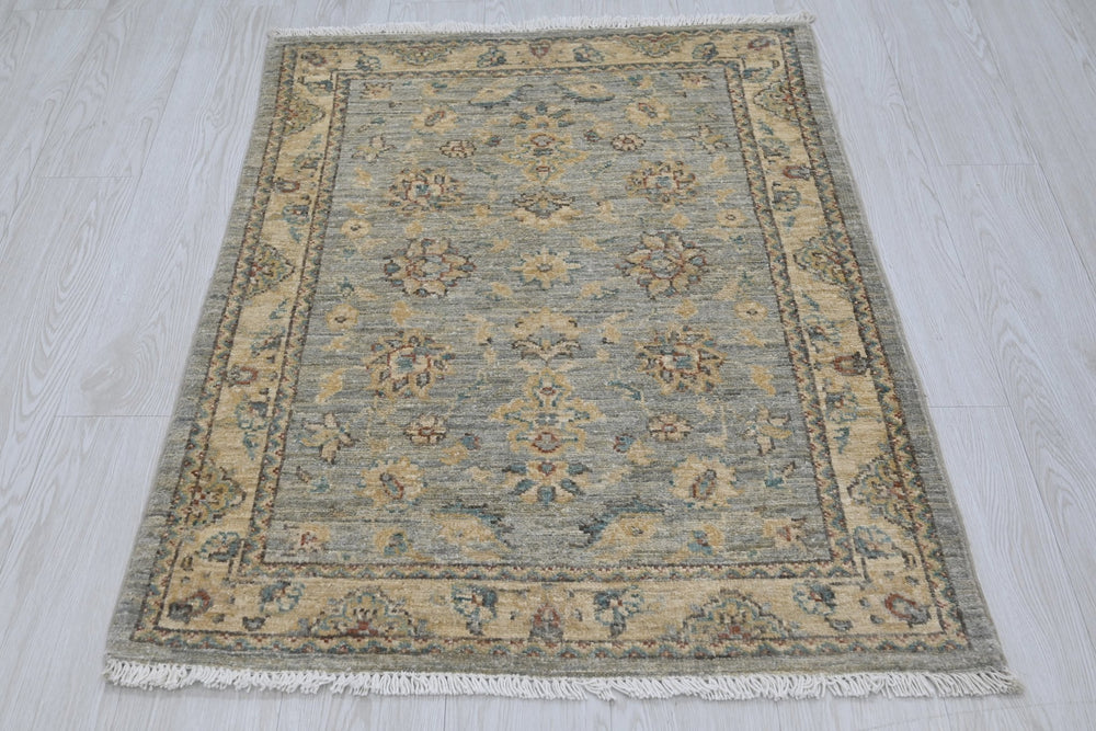gray Accent rug 2' 9" x 3' 10"