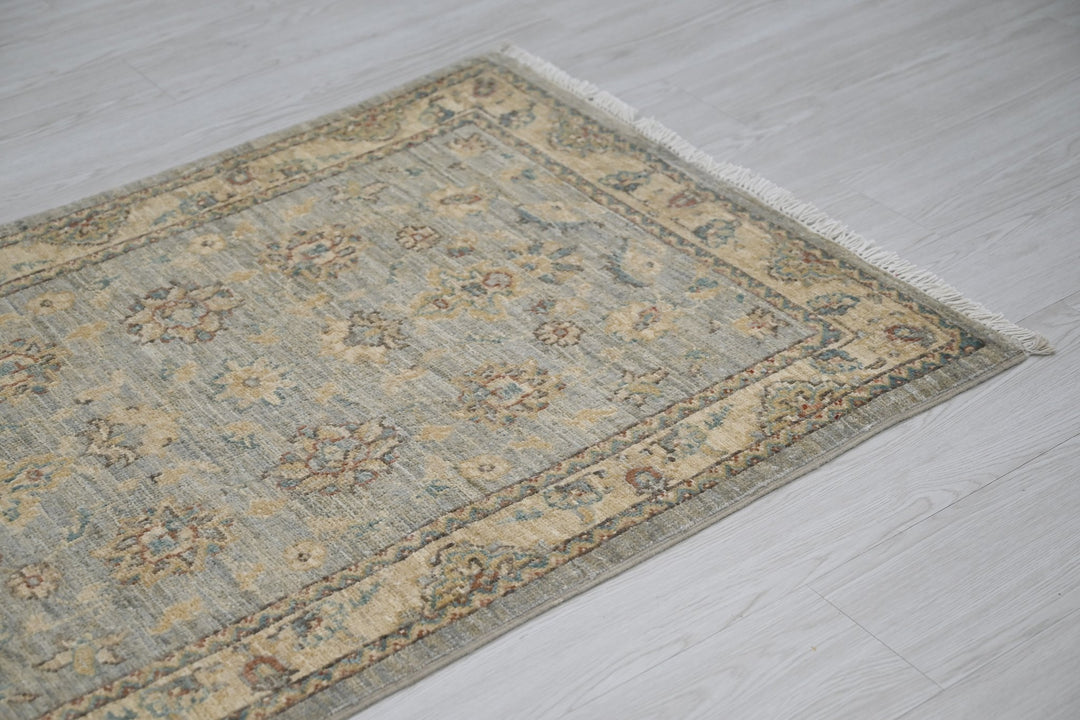 gray Accent rug 2' 9" x 3' 10"