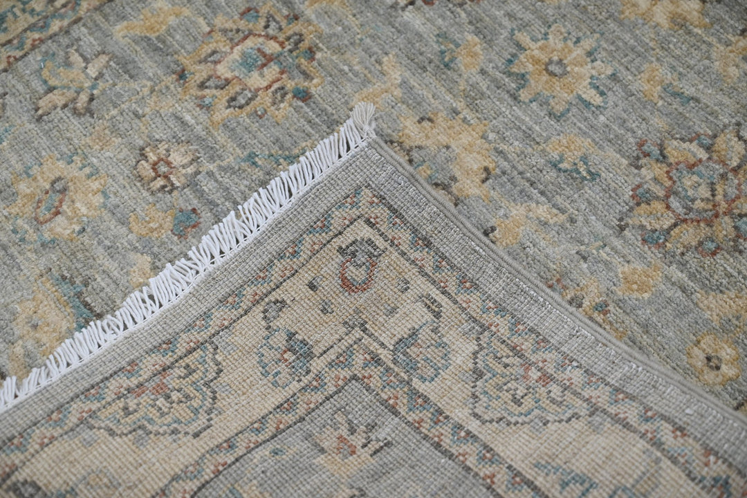 gray Accent rug 2' 9" x 3' 10"