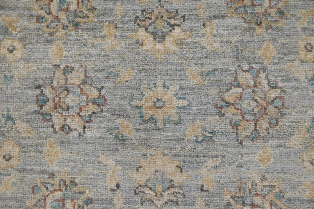 gray Accent rug 2' 9" x 3' 10"