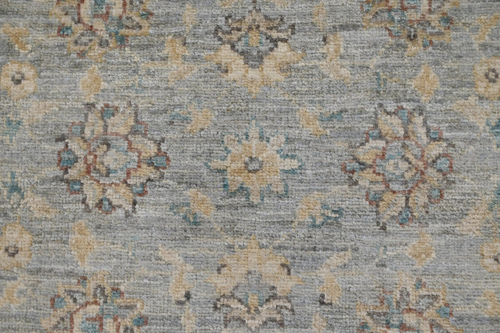 gray Accent rug 2' 9" x 3' 10"