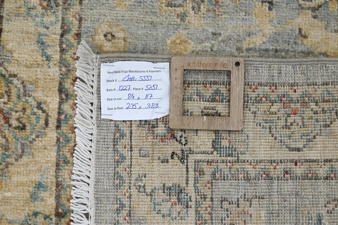 gray Accent rug 2' 9" x 3' 10"