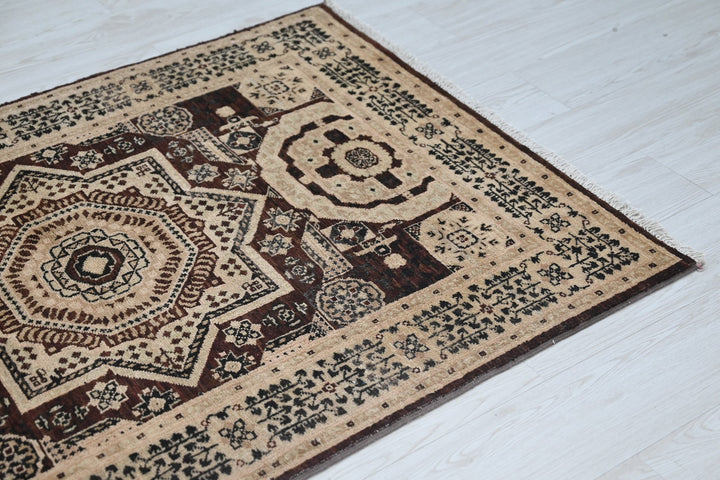 brown Accent rug 3' 3" x 4' 5"
