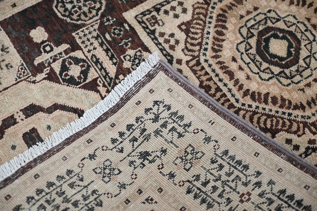 brown Accent rug 3' 3" x 4' 5"