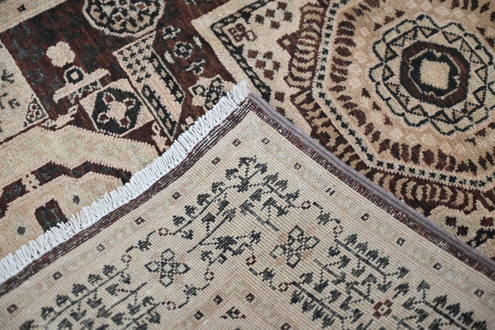 brown Accent rug 3' 3" x 4' 5"