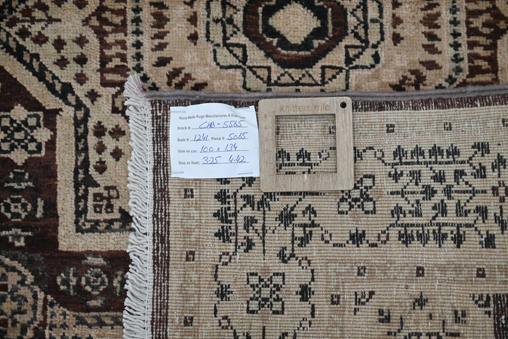 brown Accent rug 3' 3" x 4' 5"