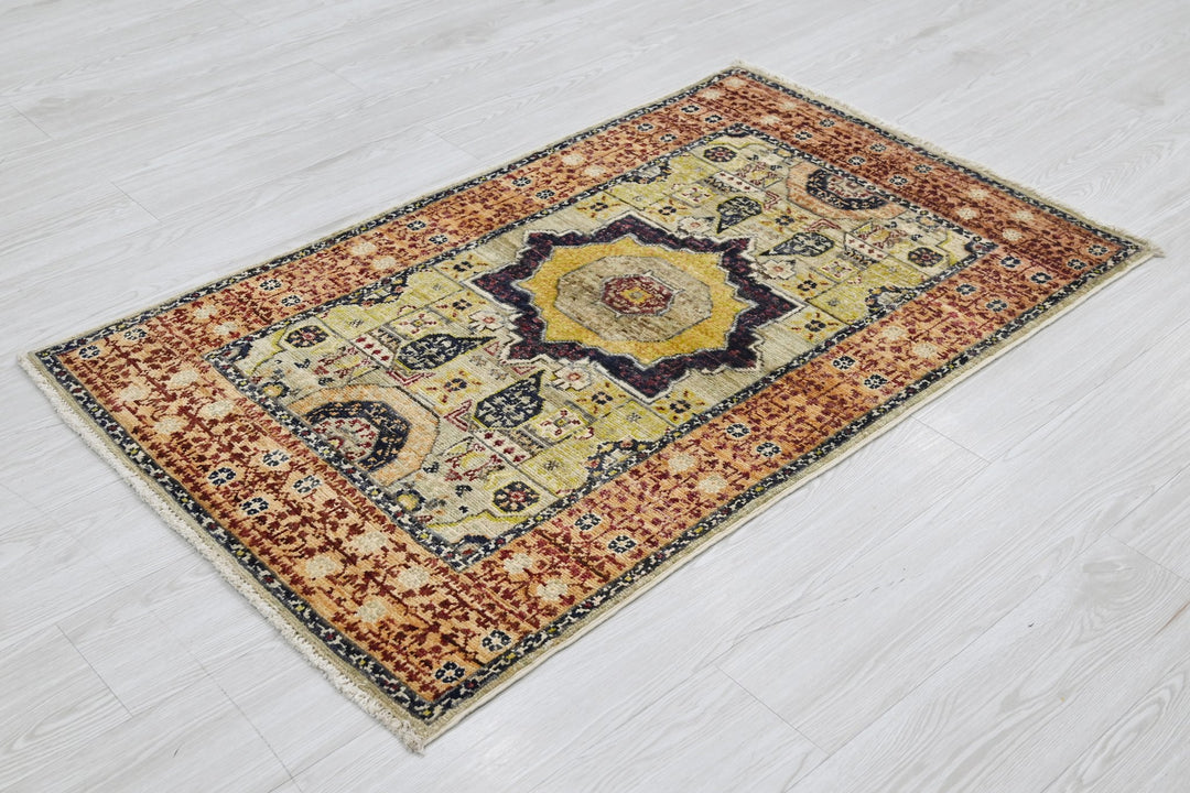 orange Accent rug 2' 7" x 4' 2"