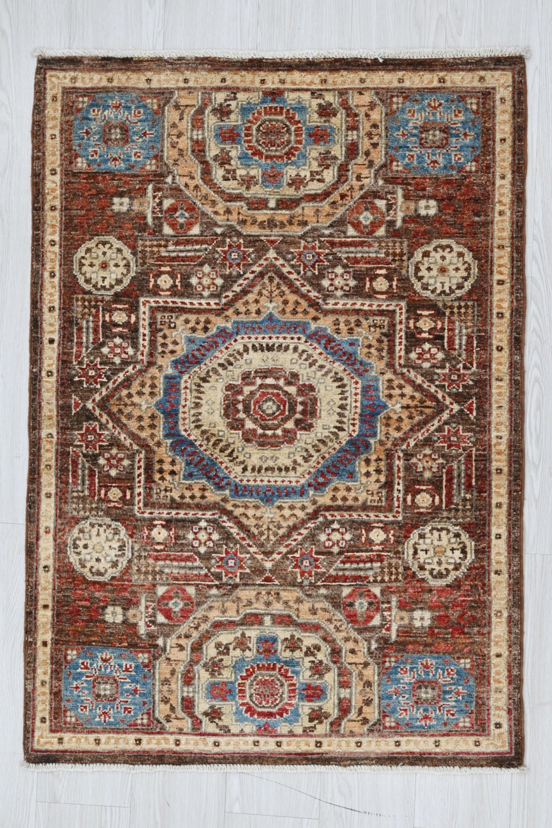 brown Accent rug 2' 7" x 3' 10"
