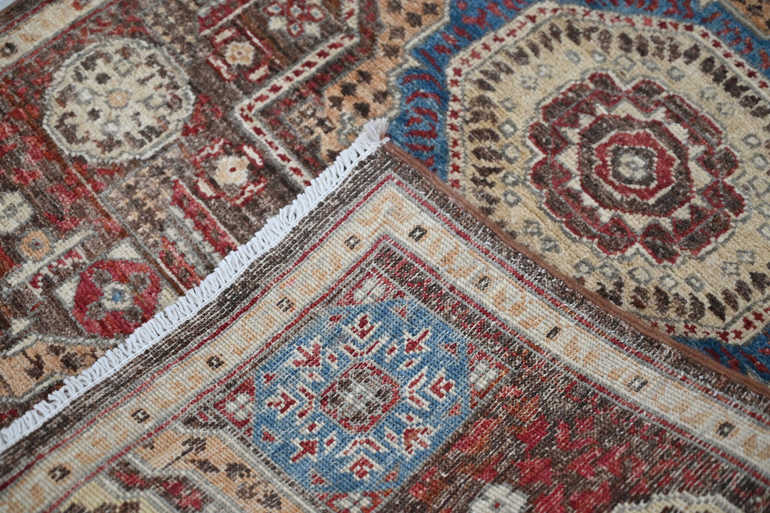 brown Accent rug 2' 7" x 3' 10"