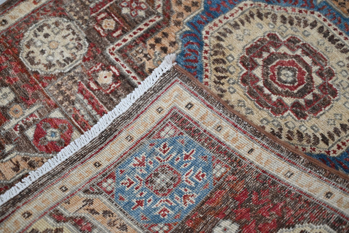 brown Accent rug 2' 7" x 3' 10"