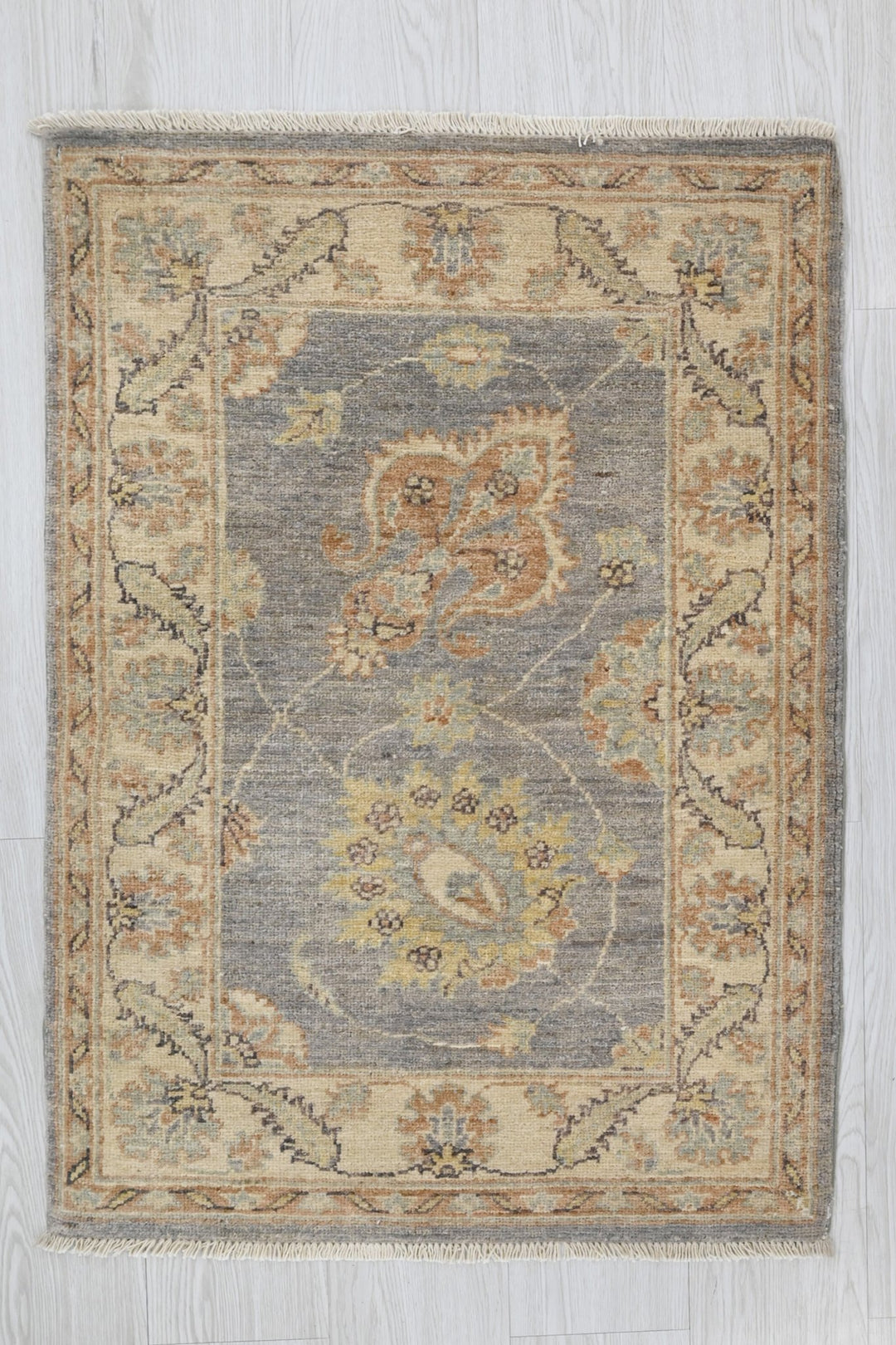 gray Accent rug 2' 2" x 3' 2"