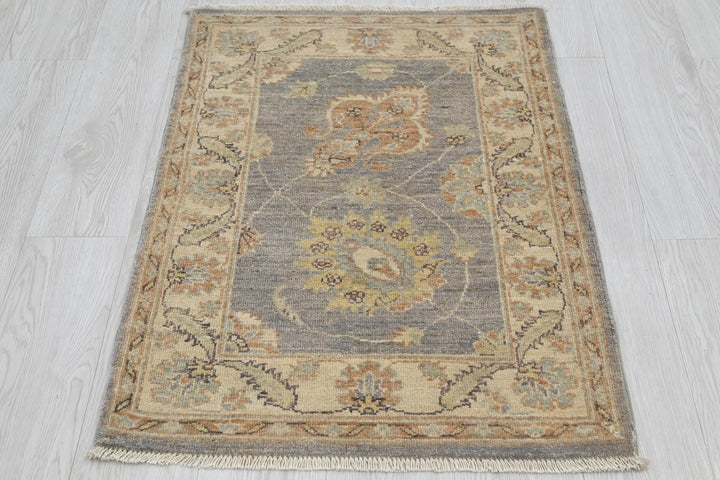 gray Accent rug 2' 2" x 3' 2"