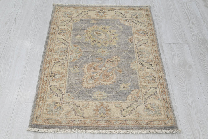 gray Accent rug 2' 2" x 3' 2"