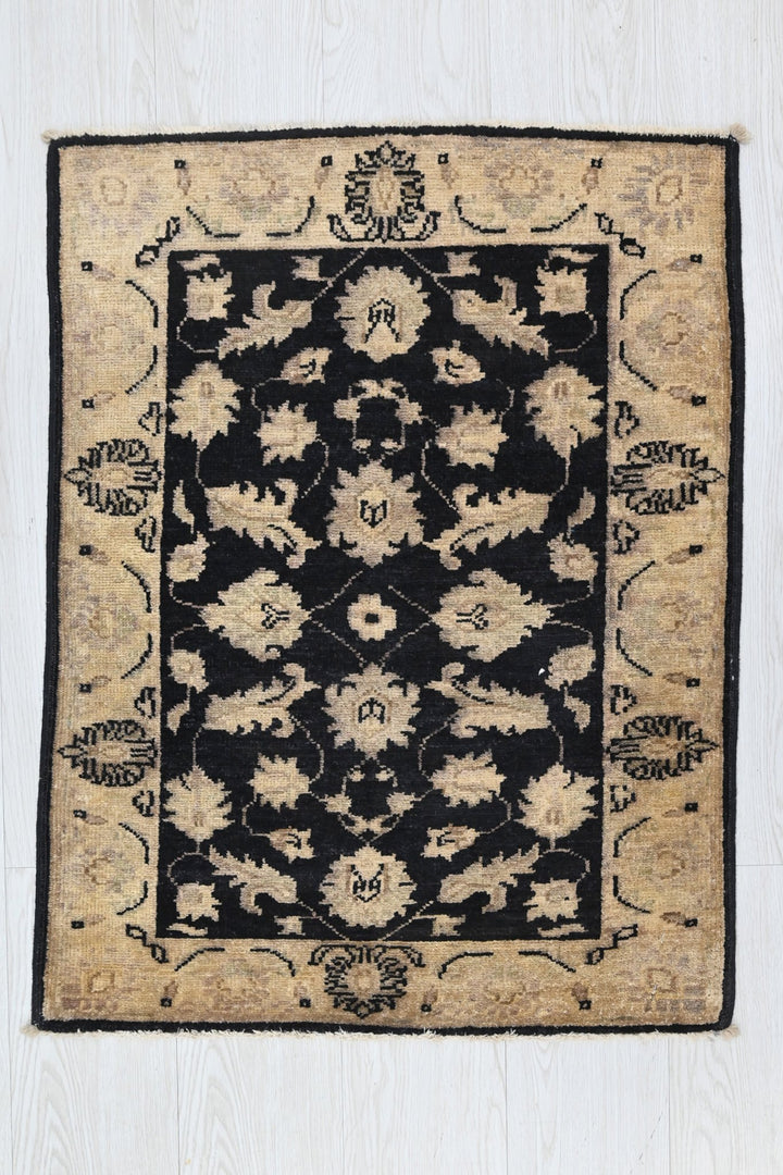 black Accent rug 2' 1" x 2' 10"