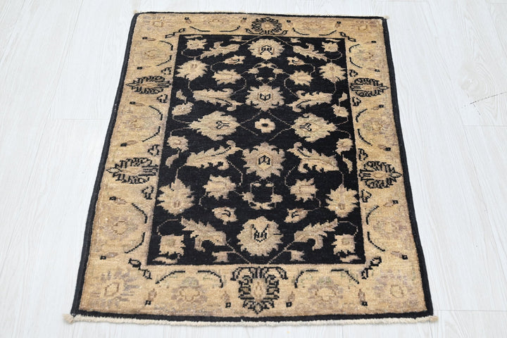 black Accent rug 2' 1" x 2' 10"