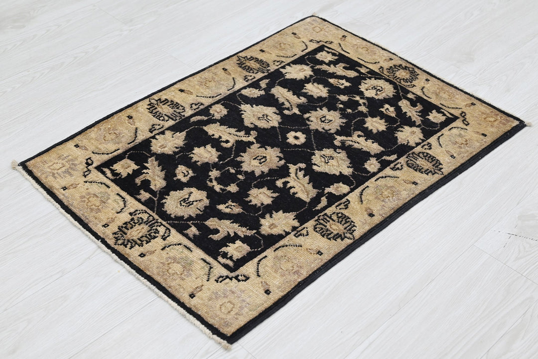 black Accent rug 2' 1" x 2' 10"