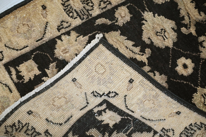 black Accent rug 2' 1" x 2' 10"