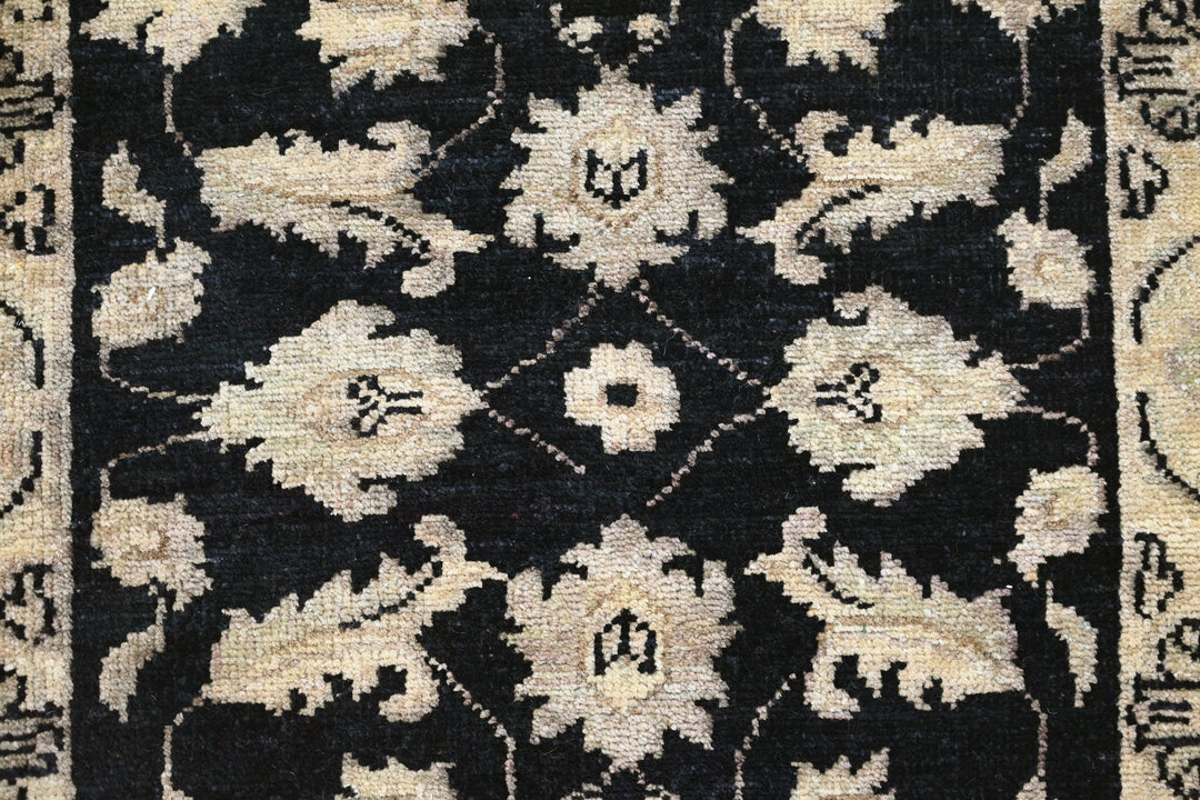 black Accent rug 2' 1" x 2' 10"