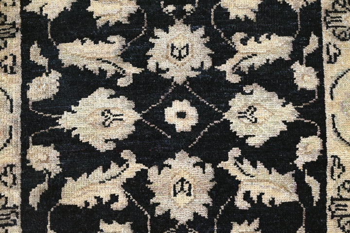 black Accent rug 2' 1" x 2' 10"