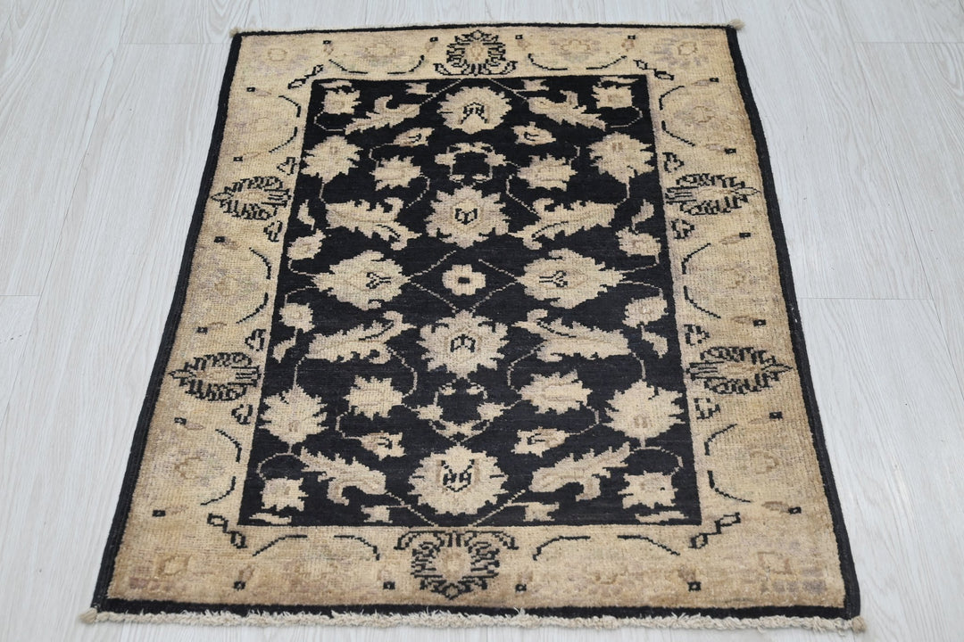 black Accent rug 2' 1" x 2' 10"