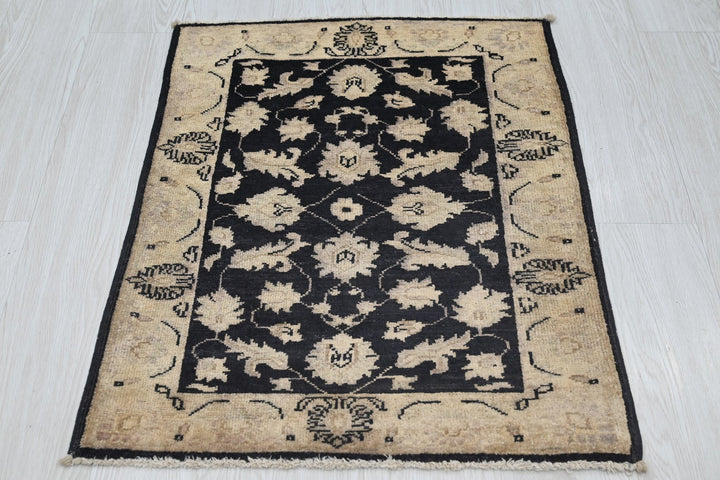 black Accent rug 2' 1" x 2' 10"