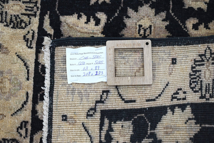 black Accent rug 2' 1" x 2' 10"