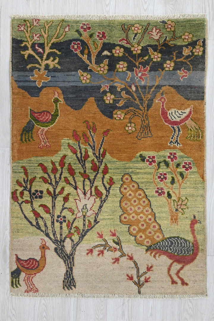 green Accent rug 2' 7" x 3' 9"