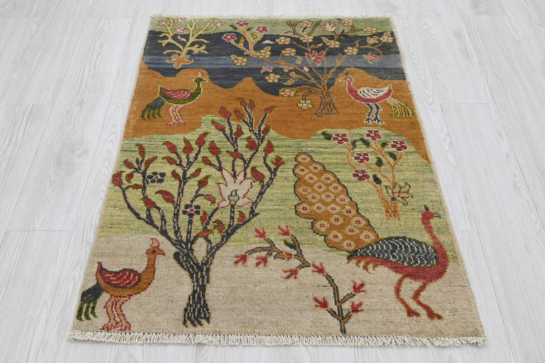 green Accent rug 2' 7" x 3' 9"