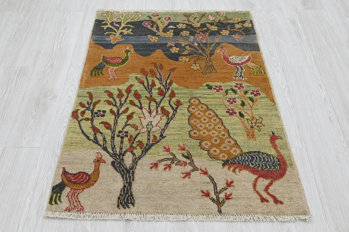 green Accent rug 2' 7" x 3' 9"