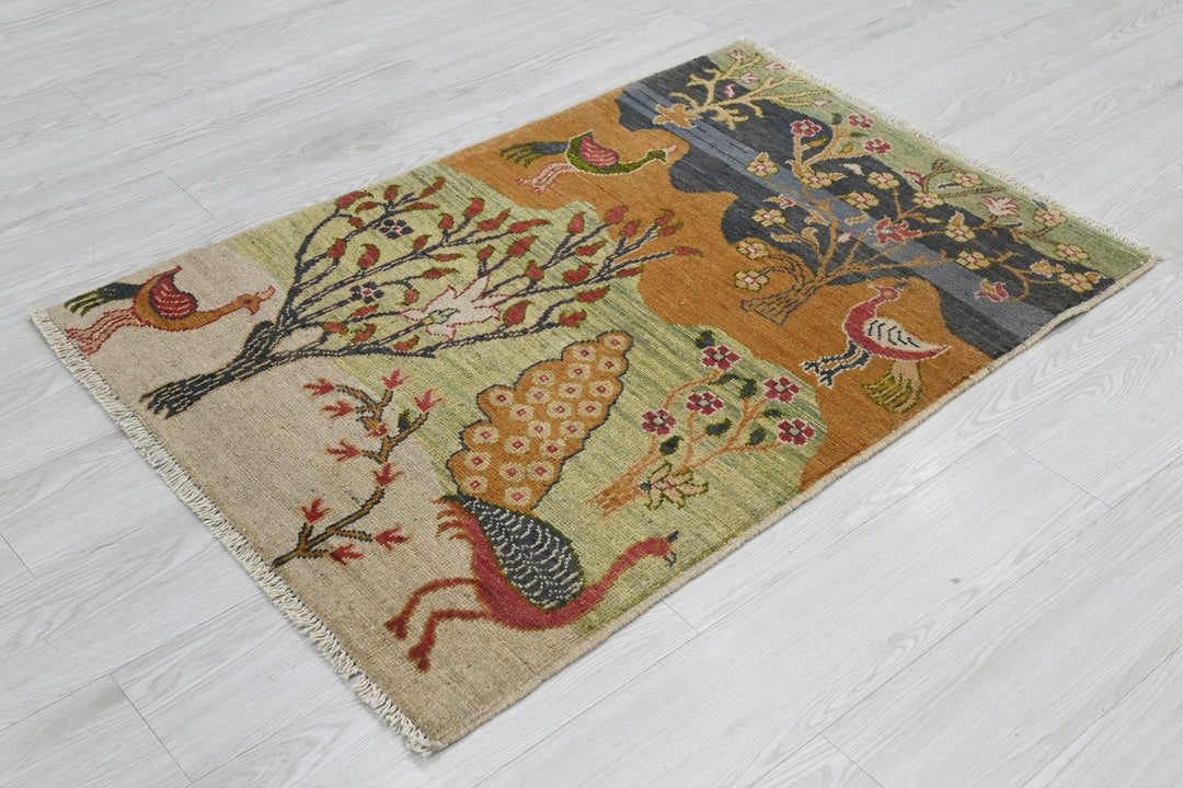 green Accent rug 2' 7" x 3' 9"
