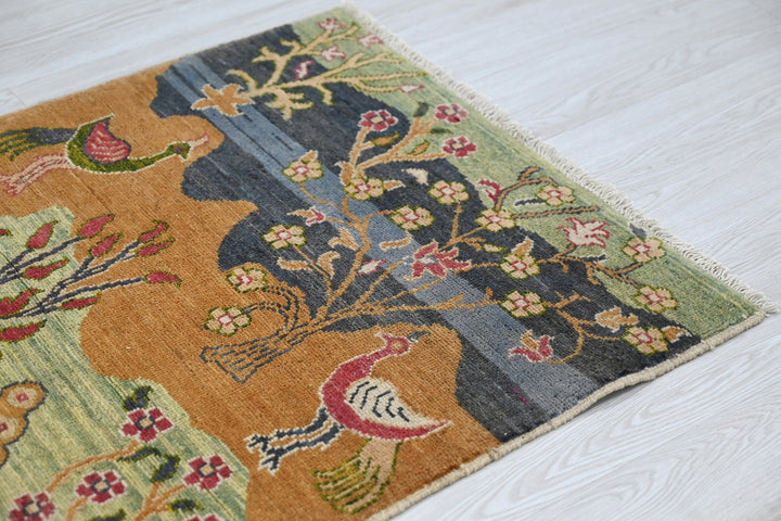 green Accent rug 2' 7" x 3' 9"