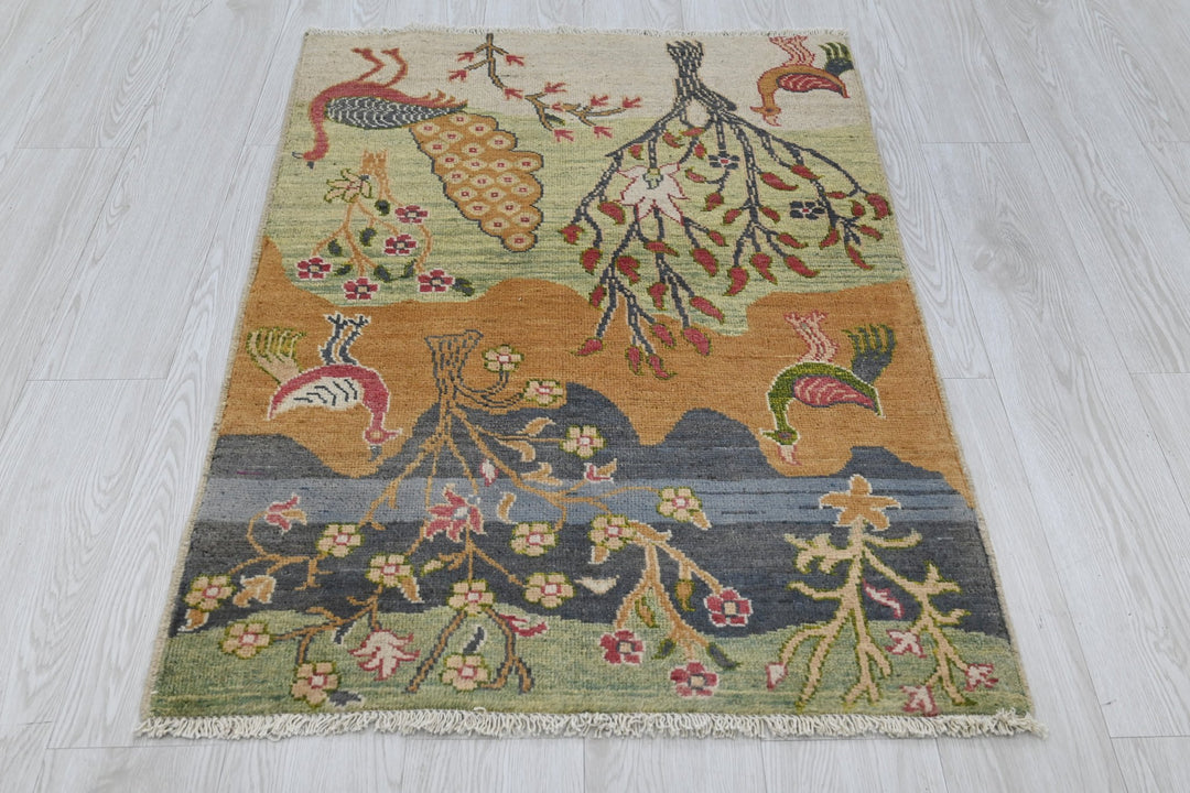 green Accent rug 2' 7" x 3' 9"