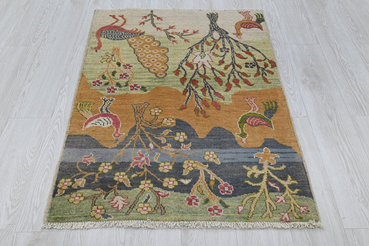 green Accent rug 2' 7" x 3' 9"