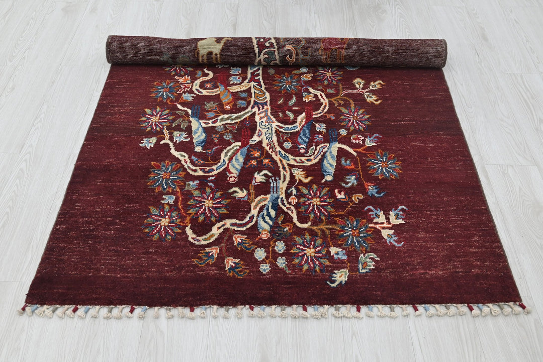 red Accent rug 3' 9" x 5' 10"