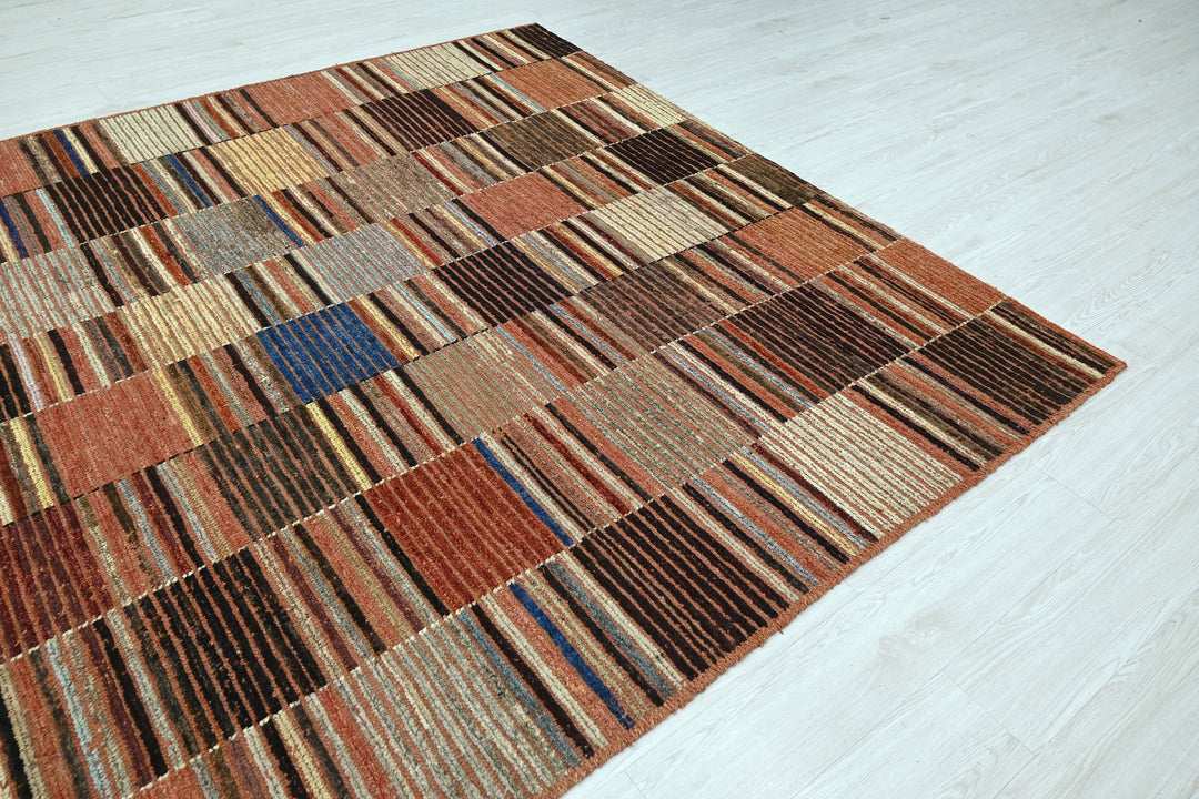 brown Large rug 7' 1" x 9' 4"