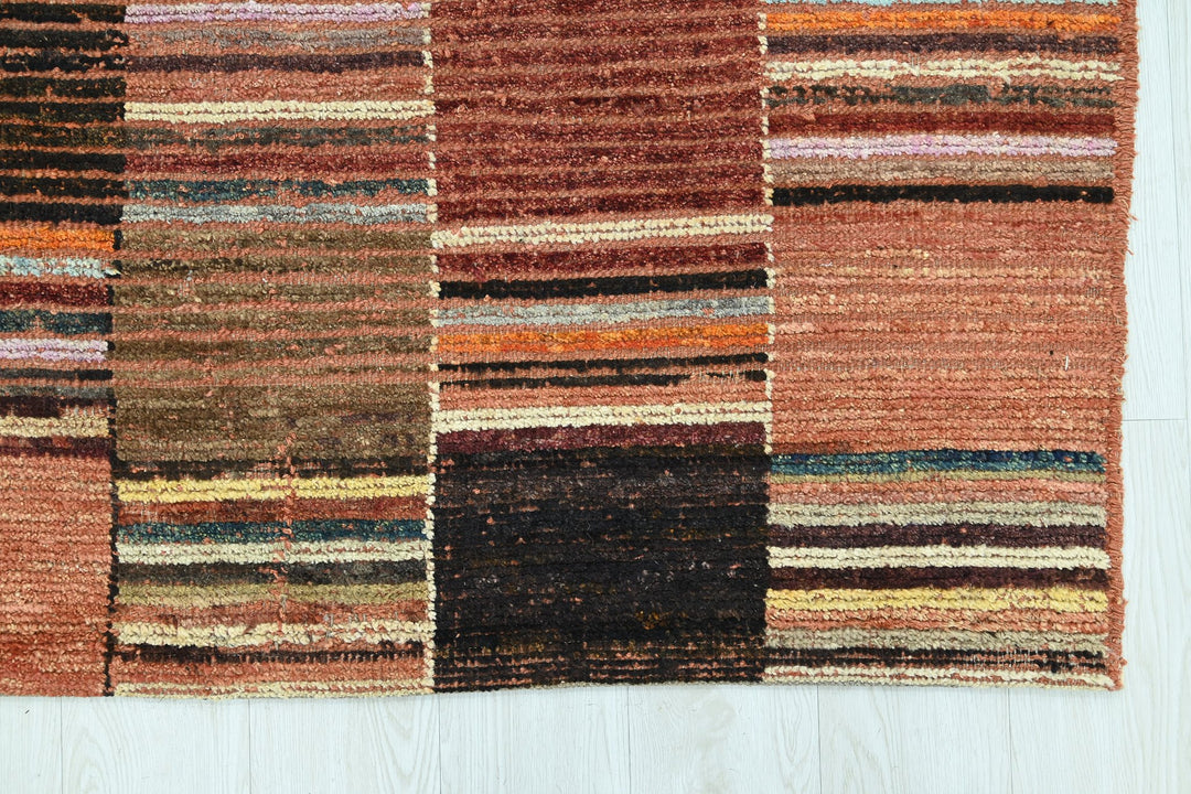brown Large rug 7' 1" x 9' 4"