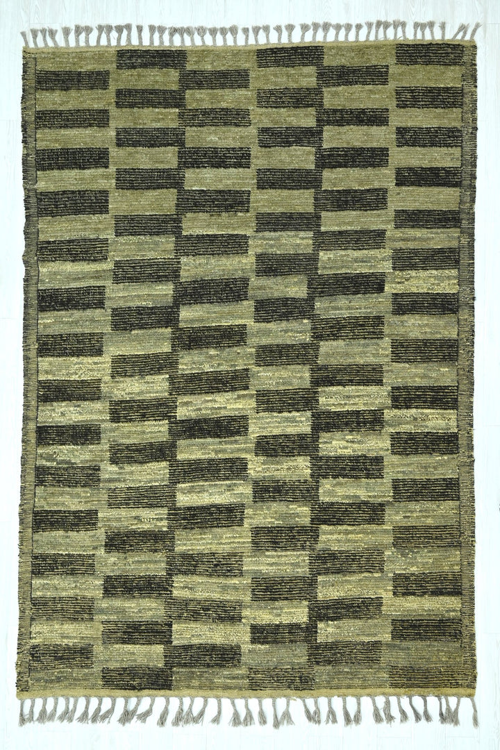 green Large rug 6' 9" x 9' 7"