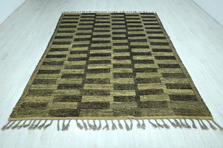 green Large rug 6' 9" x 9' 7"