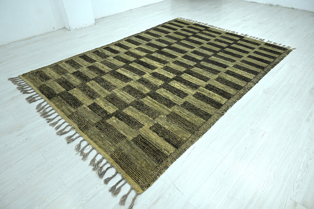green Large rug 6' 9" x 9' 7"