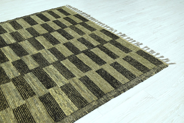 green Large rug 6' 9" x 9' 7"
