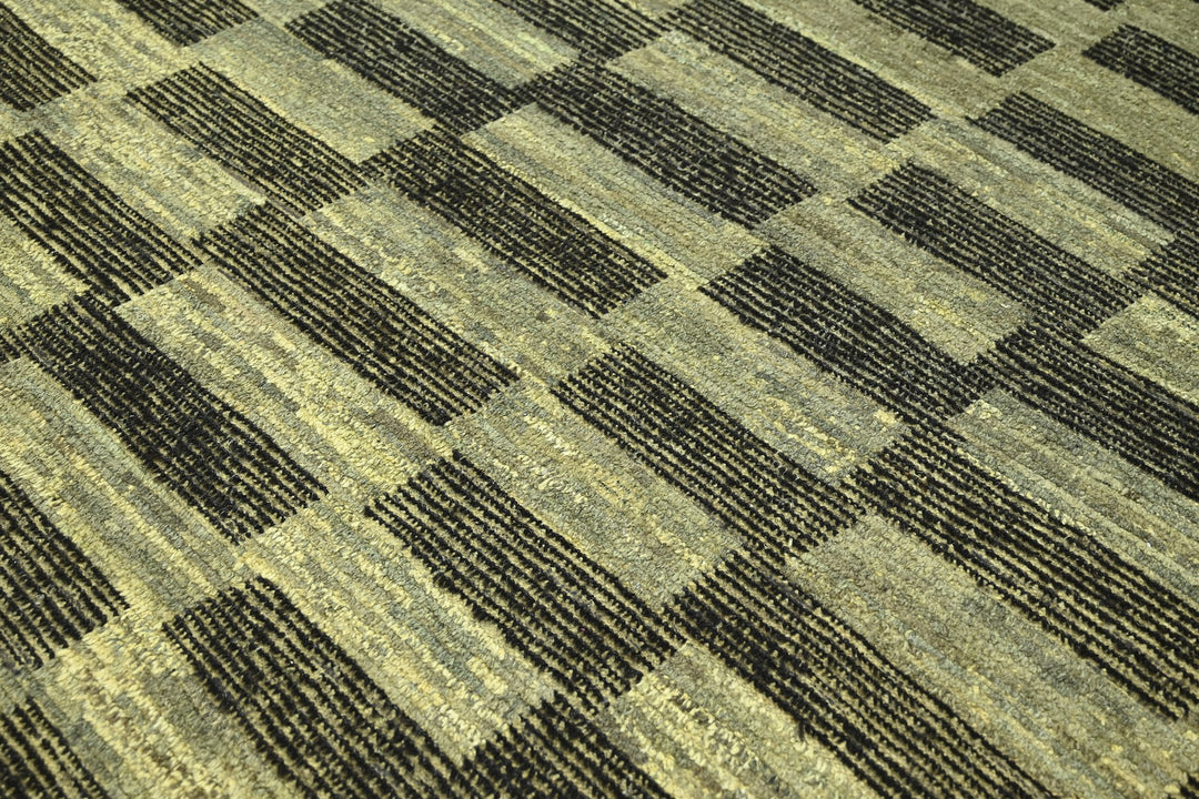 green Large rug 6' 9" x 9' 7"