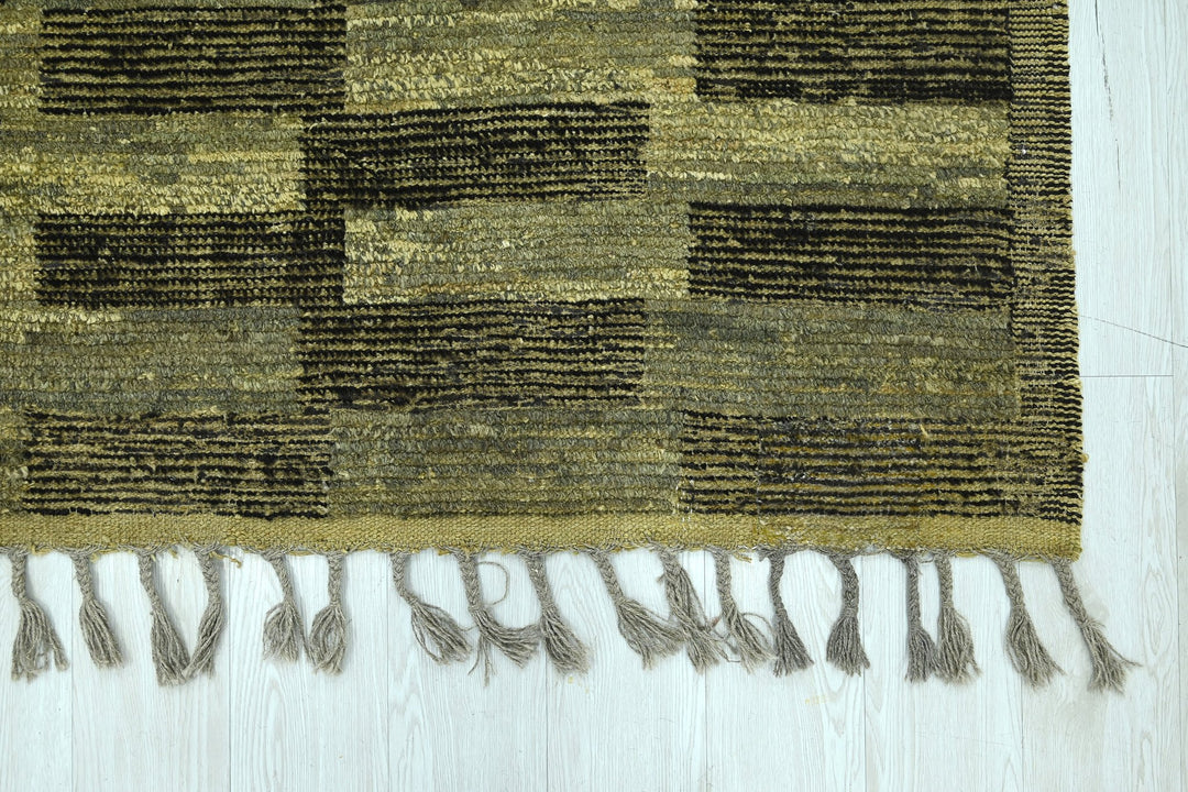 green Large rug 6' 9" x 9' 7"