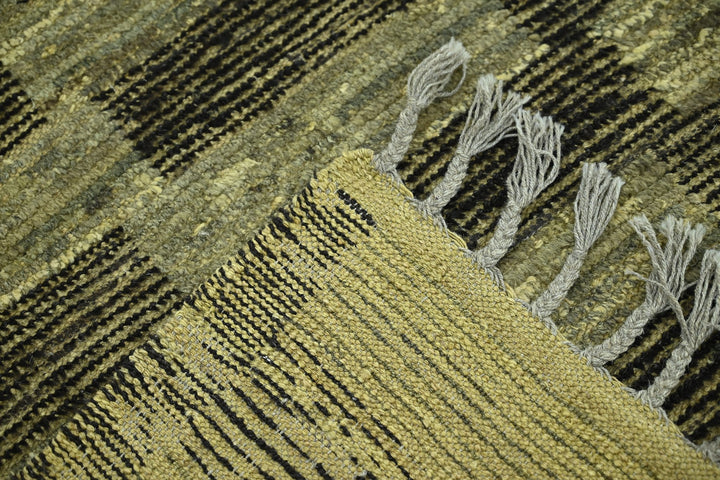 green Large rug 6' 9" x 9' 7"