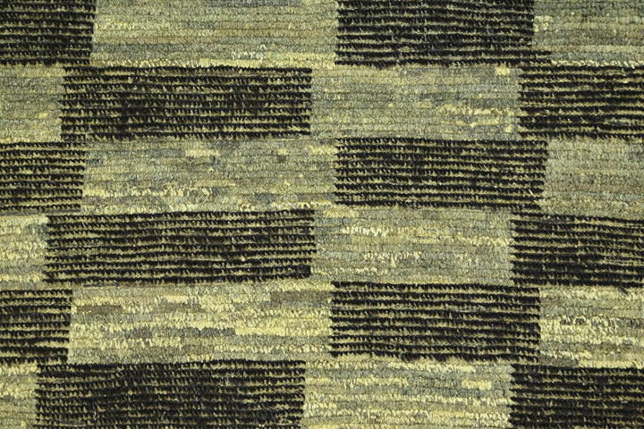 green Large rug 6' 9" x 9' 7"