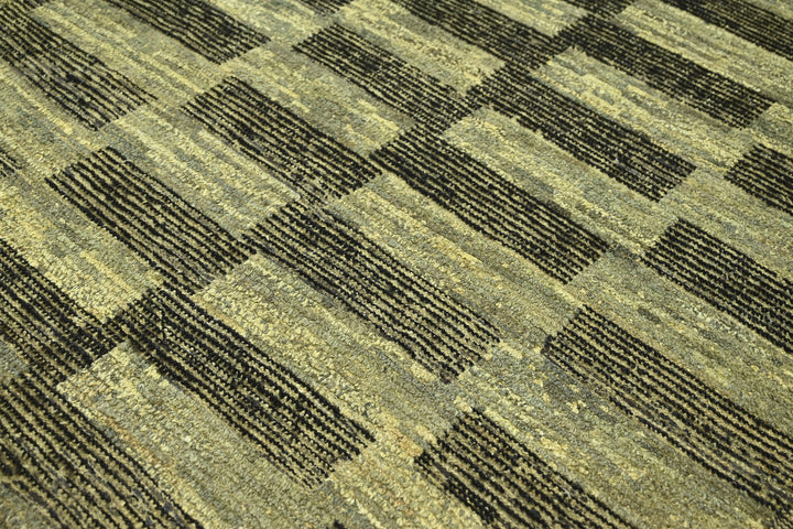 green Large rug 6' 9" x 9' 7"