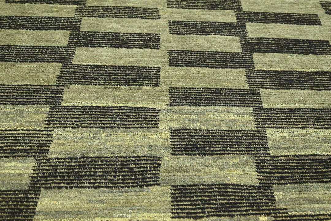 green Large rug 6' 9" x 9' 7"