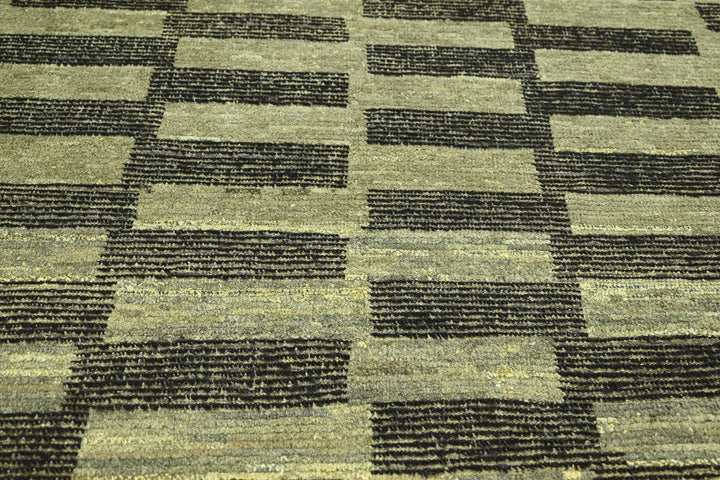 green Large rug 6' 9" x 9' 7"
