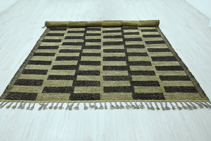 green Large rug 6' 9" x 9' 7"