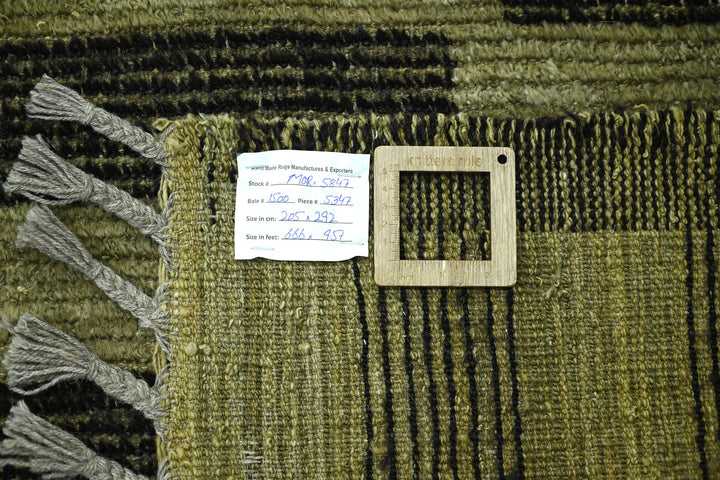 green Large rug 6' 9" x 9' 7"