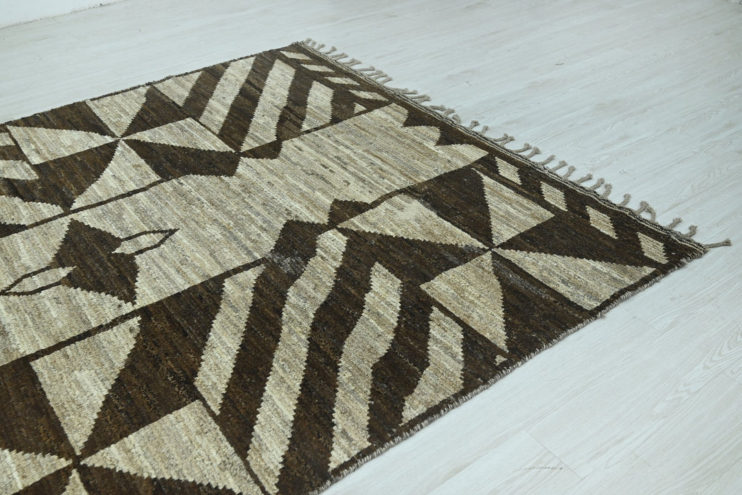 brown Large rug 6' 9" x 9' 0"